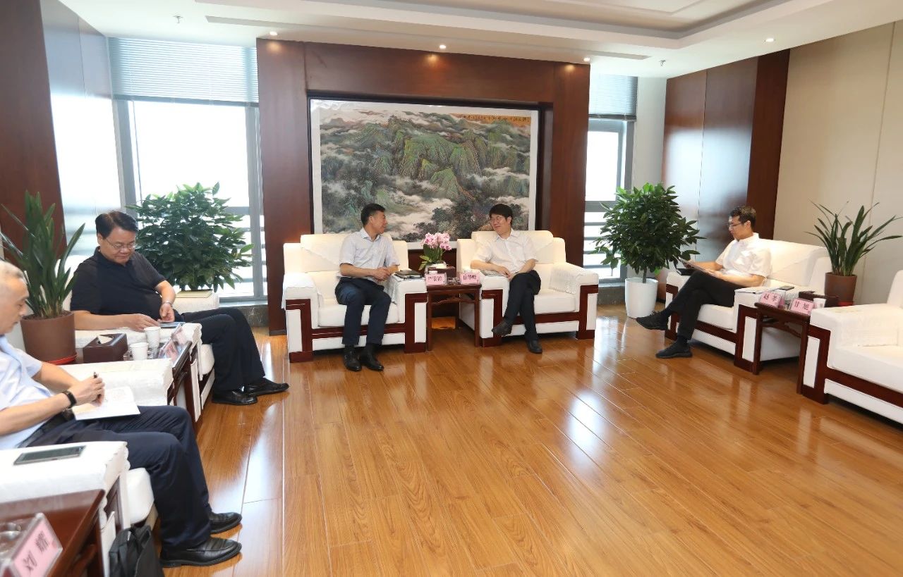 西安市政协主席、西咸新区党工委书记岳华峰会见严鉴铂董事长